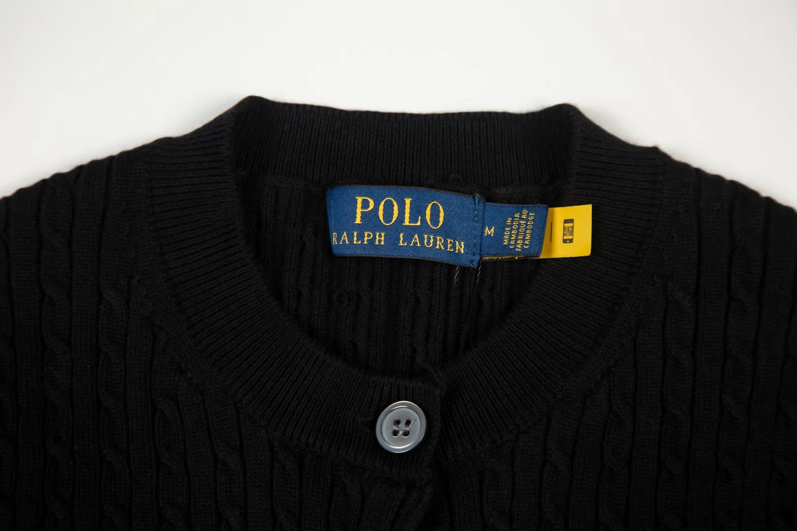 P196 White background picture [Evergreen for all seasons] Style number: 25123# Color: black/navy blue/almond/white Size: S-XL - Ralph Lauren/Ralph Lauren 2025FW Zhao Lusi's same solid color logo knitted versatile fine twist knitted buttoned long-sleeved cardigan - RL's classic fine twist cardigan 21S quality cotton yarn A cardigan that can be worn in all seasons Can be matched inside or outside Simple and clean basic color matching The upper body is clean and flawless. The comfort brought by imported cotton yarn is soft. An item that cannot be rejected.